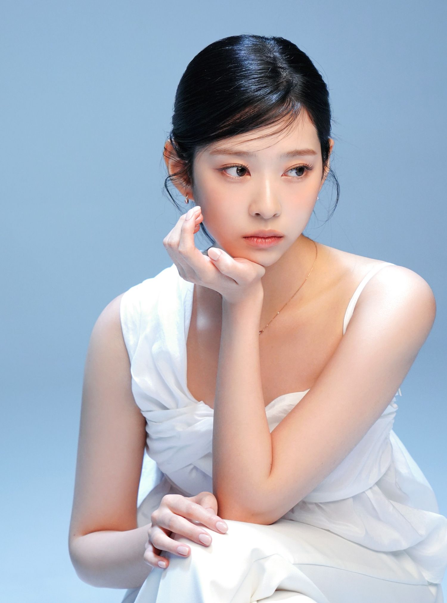 Behind-the-scenes cut of Kim Minju