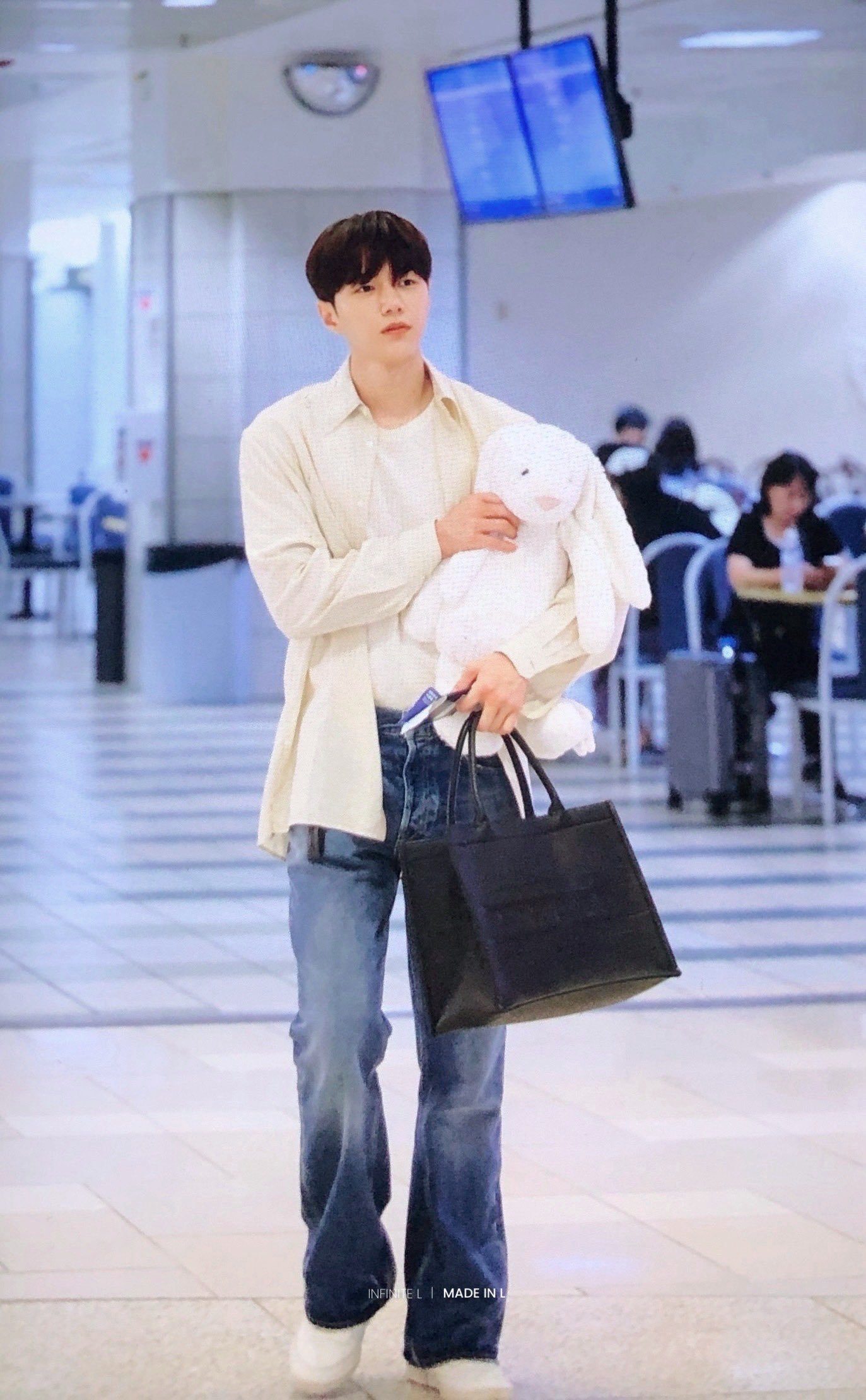 A moment captured by a fan of Kim Myungsoo (L)