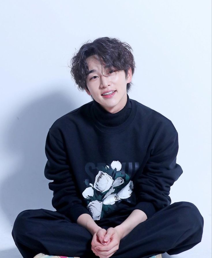 Behind-the-scenes cut of Kim Yoonwoo