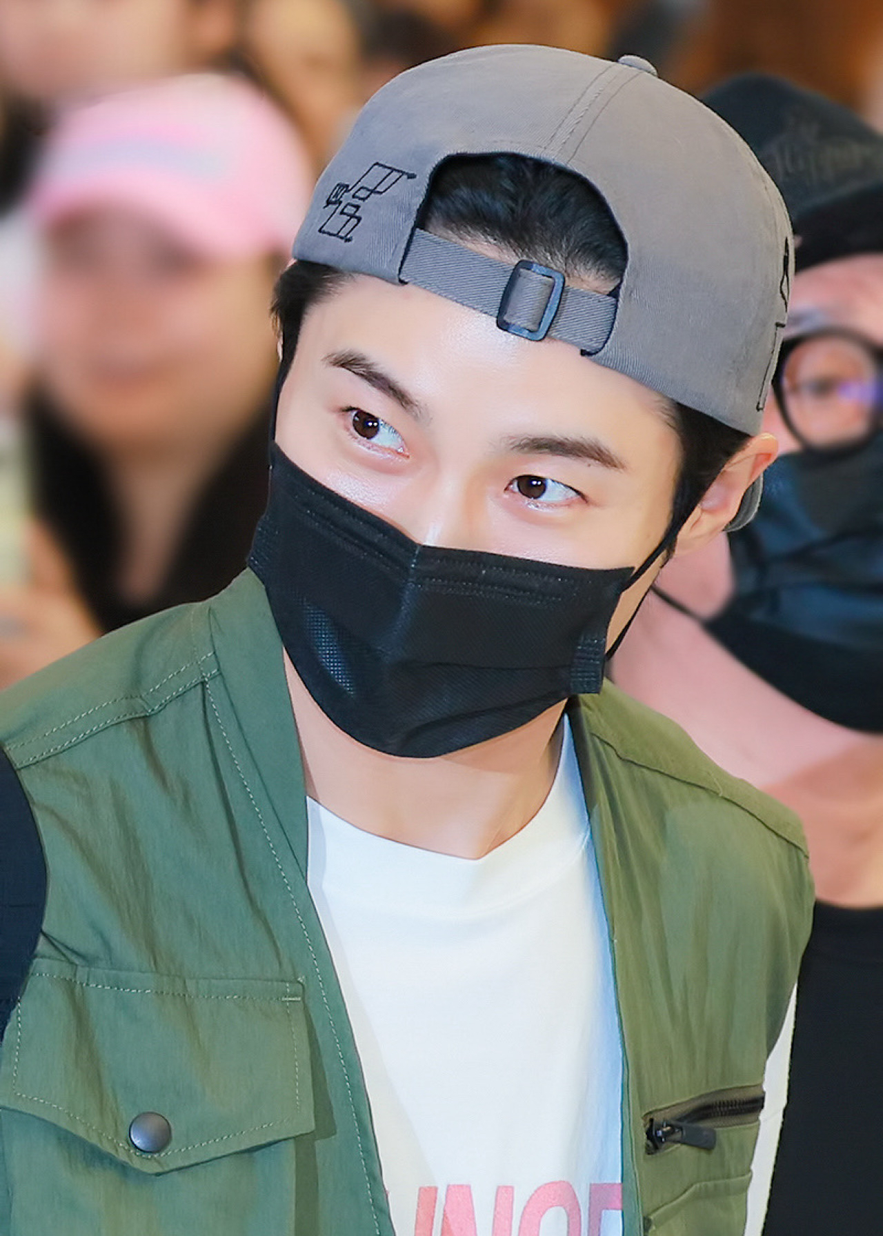Behind-the-scenes cut of Byeon Wooseok