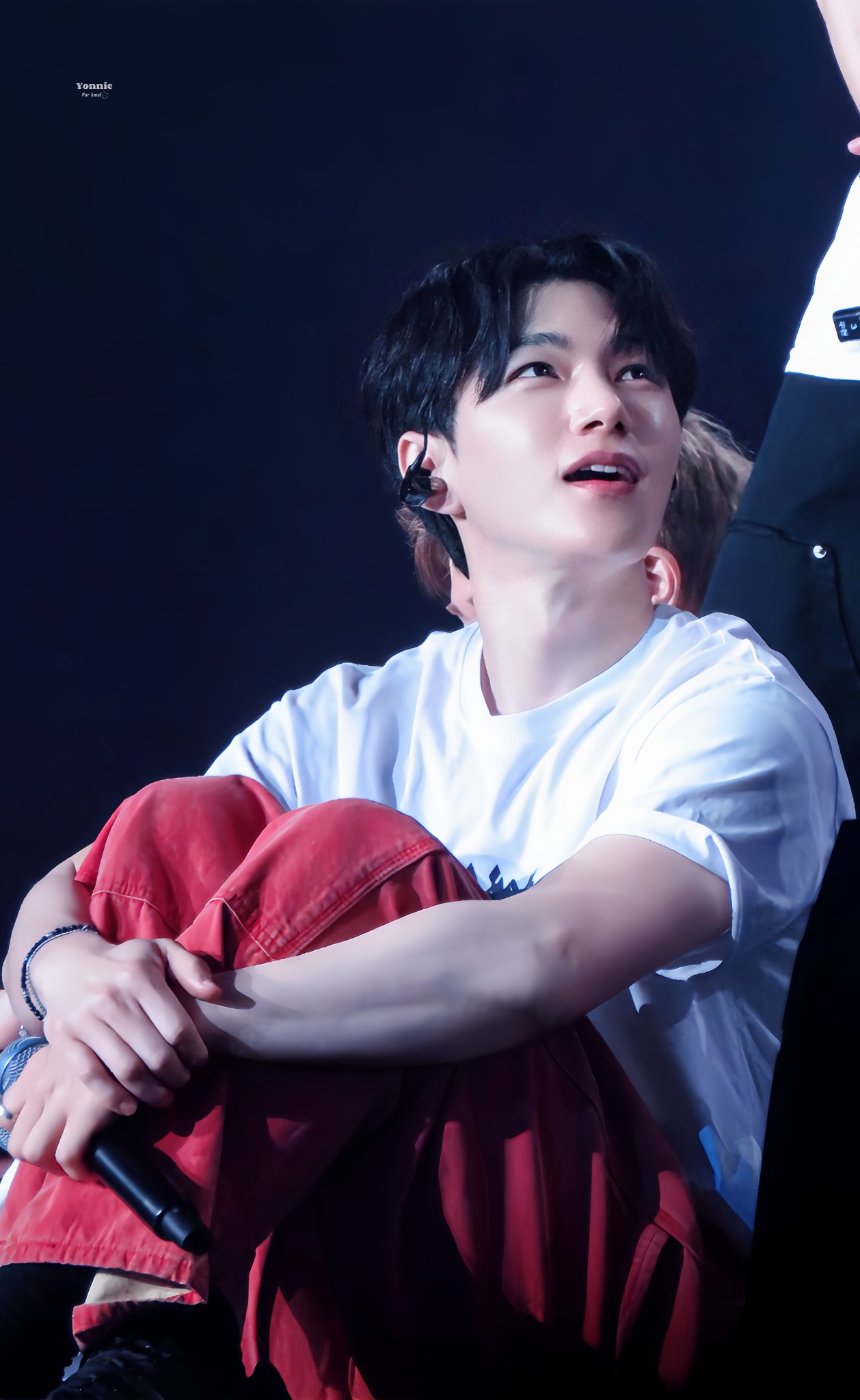 A moment captured by a fan of Kim Myungsoo (L)