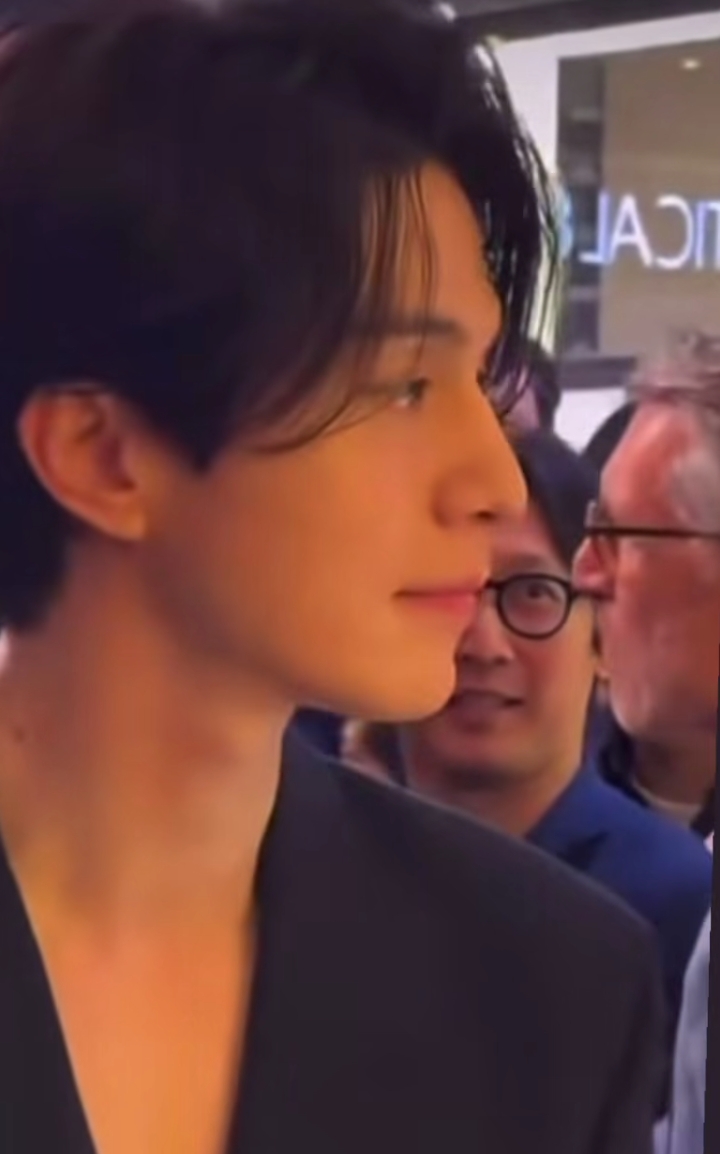 Behind-the-scenes cut of Lee Dongwook