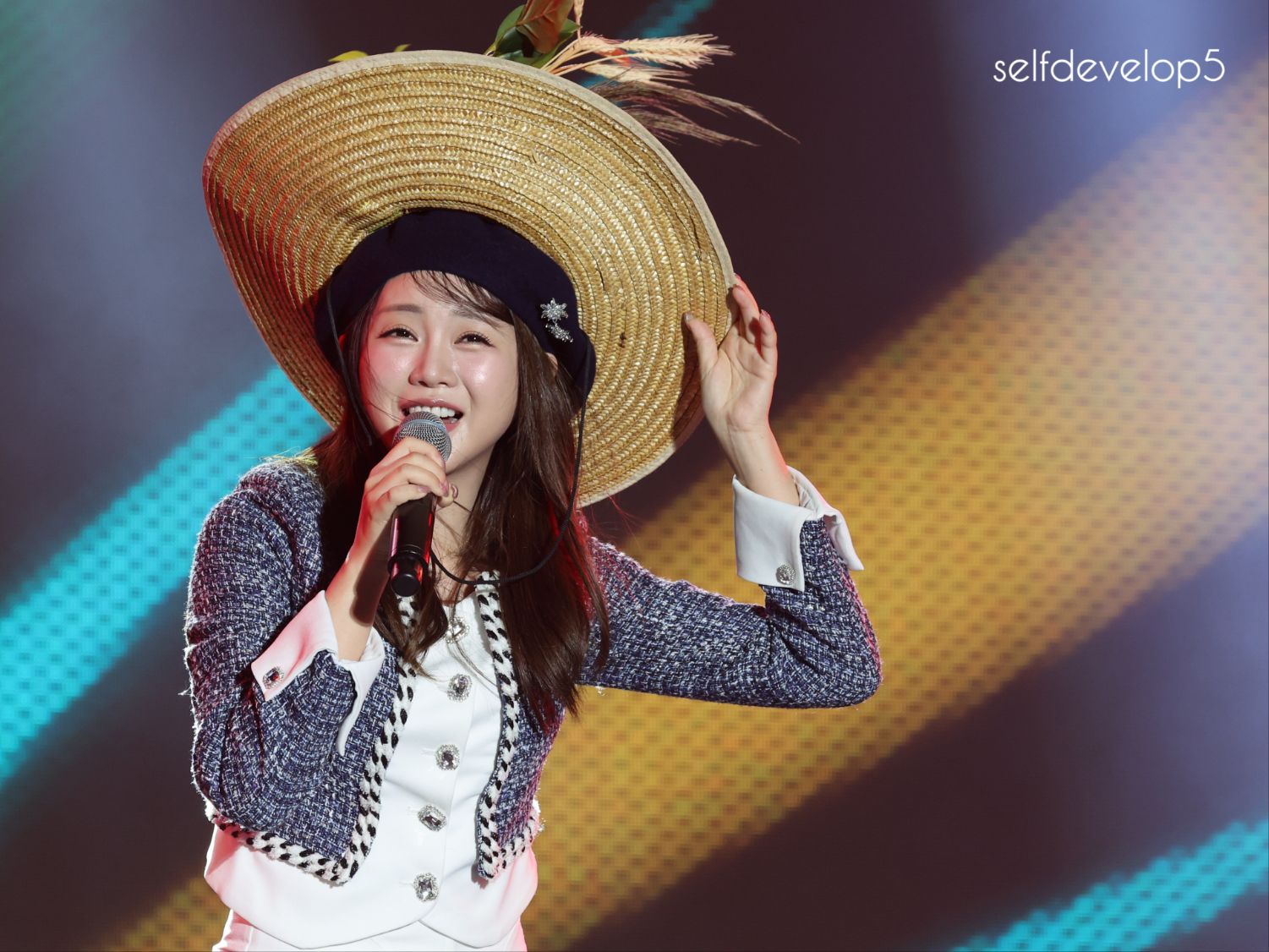 A moment captured by a fan of Hong Jiyoon