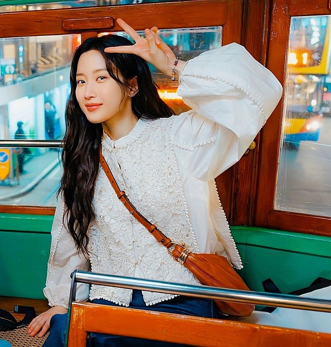 Behind-the-scenes cut of Mun Kayoung