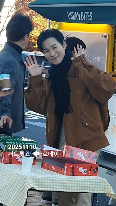 Emotional wallpaper shared by fans for Kim Heejae