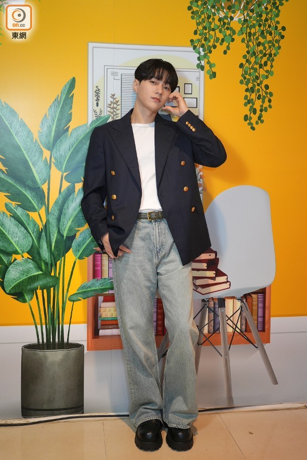 A moment captured by a fan of Kim Myungsoo (L)