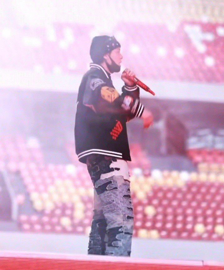 A moment captured by a fan of Dylan Wang