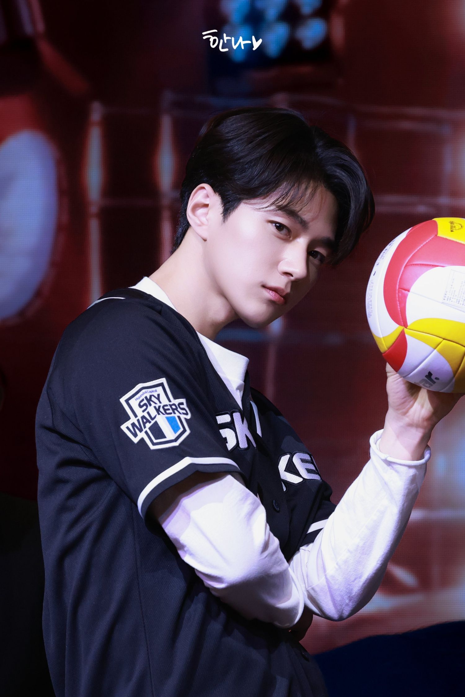 Behind-the-scenes cut of Kim Myungsoo (L)