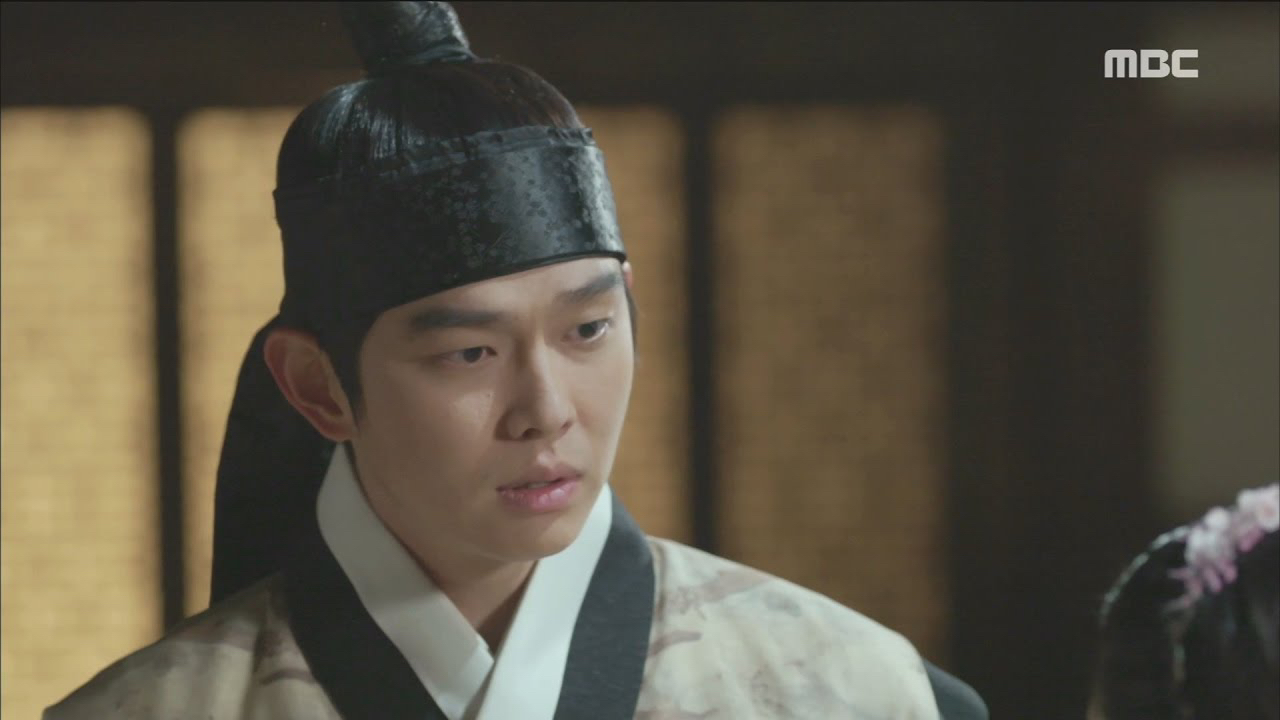 A moment captured by a fan of Yoon Kyunsang