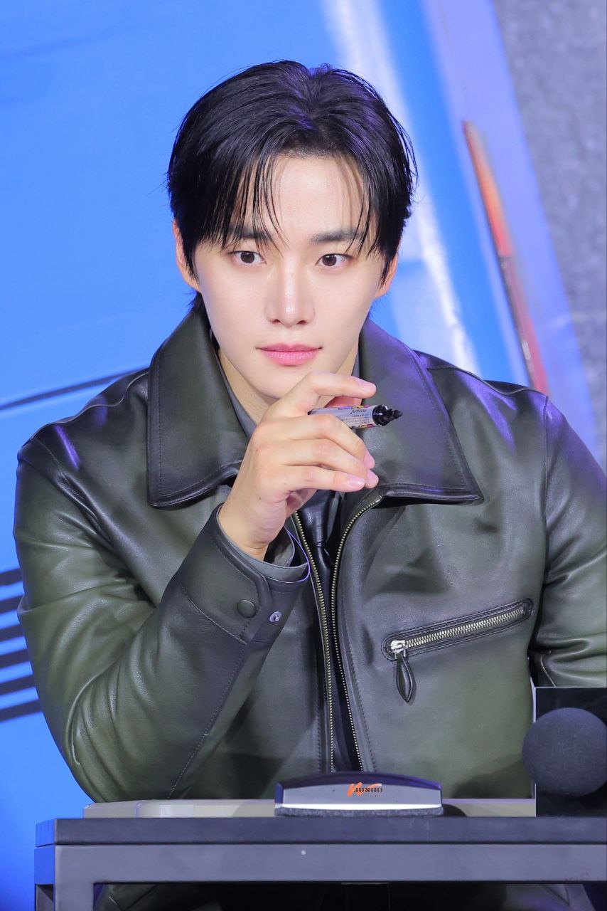 イ・ジュノの最近の活動ショット