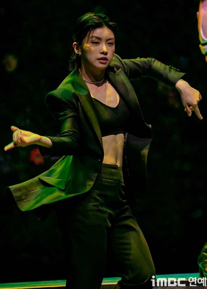 Behind-the-scenes cut of Aiki