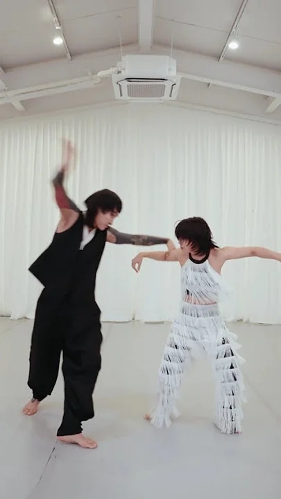 Behind-the-scenes cut of Aiki