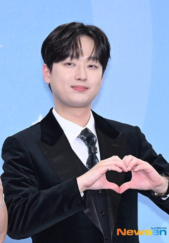 粉丝拍下的李灿元瞬间