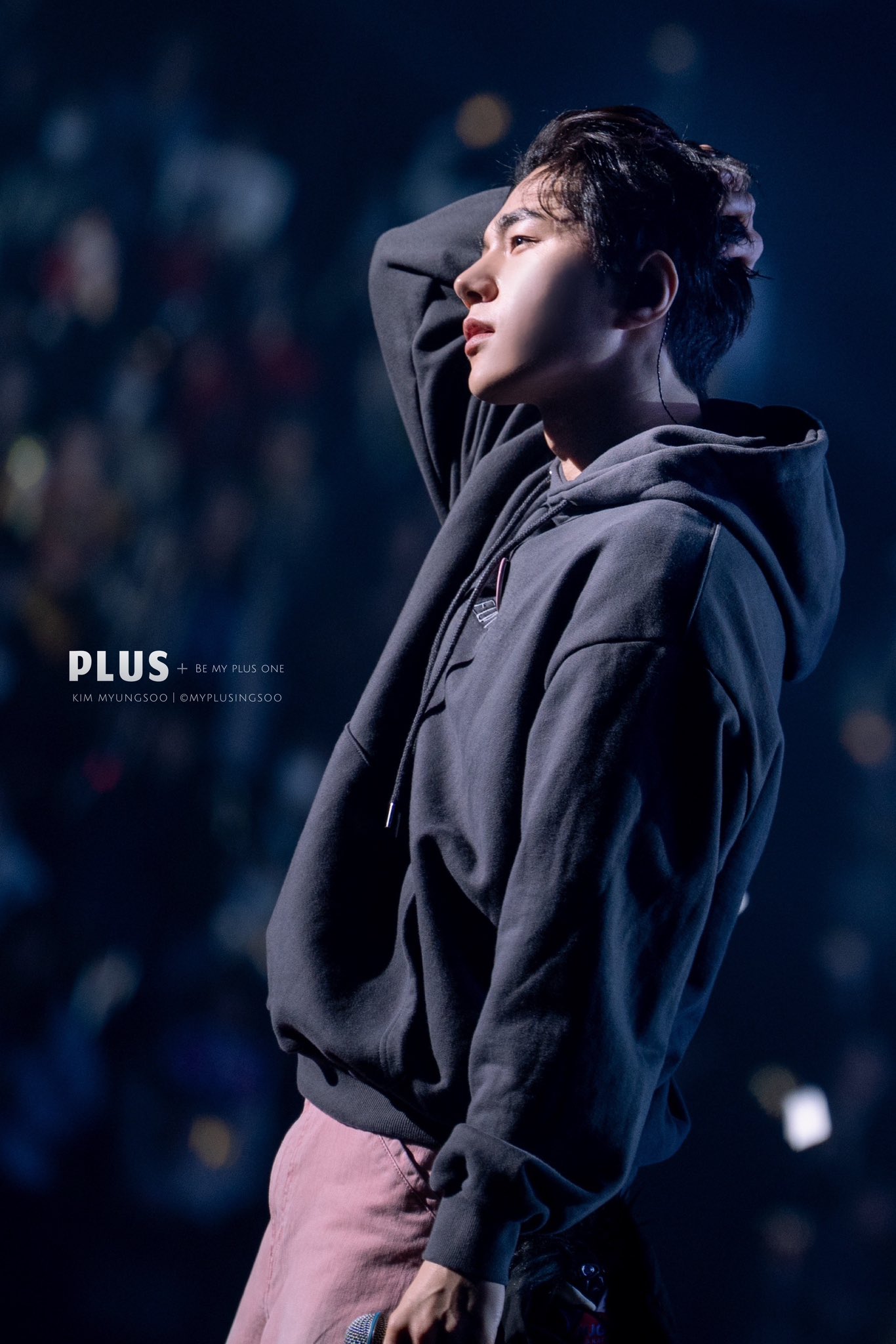A moment captured by a fan of Kim Myungsoo (L)