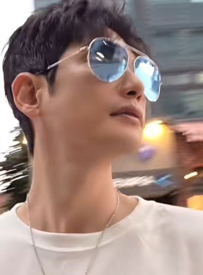 A moment captured by a fan of Park Sihoo