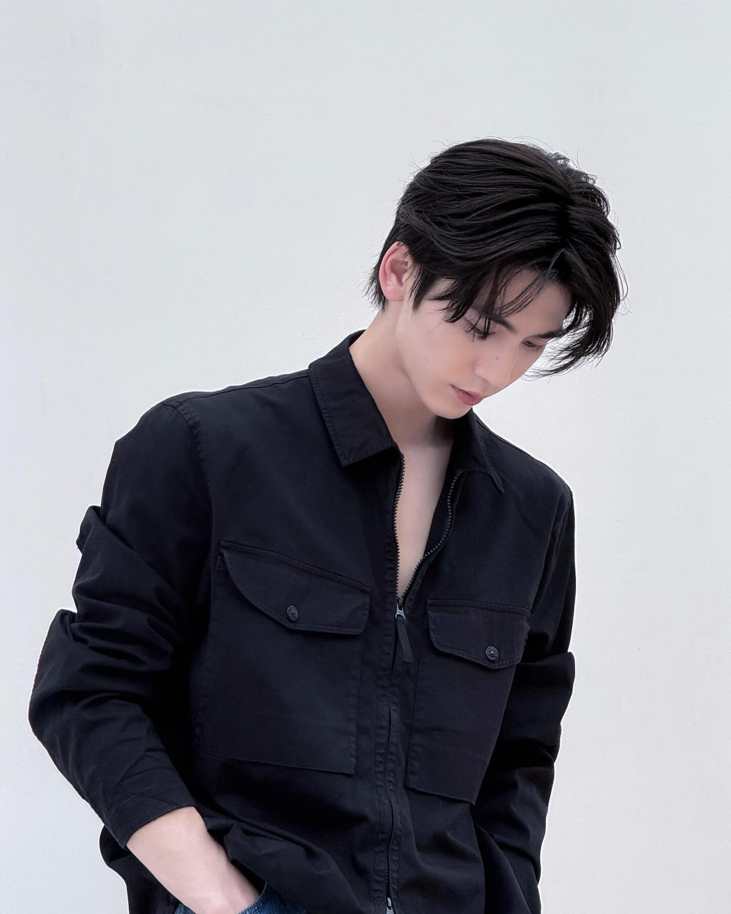 Behind-the-scenes cut of Zhang Linghe