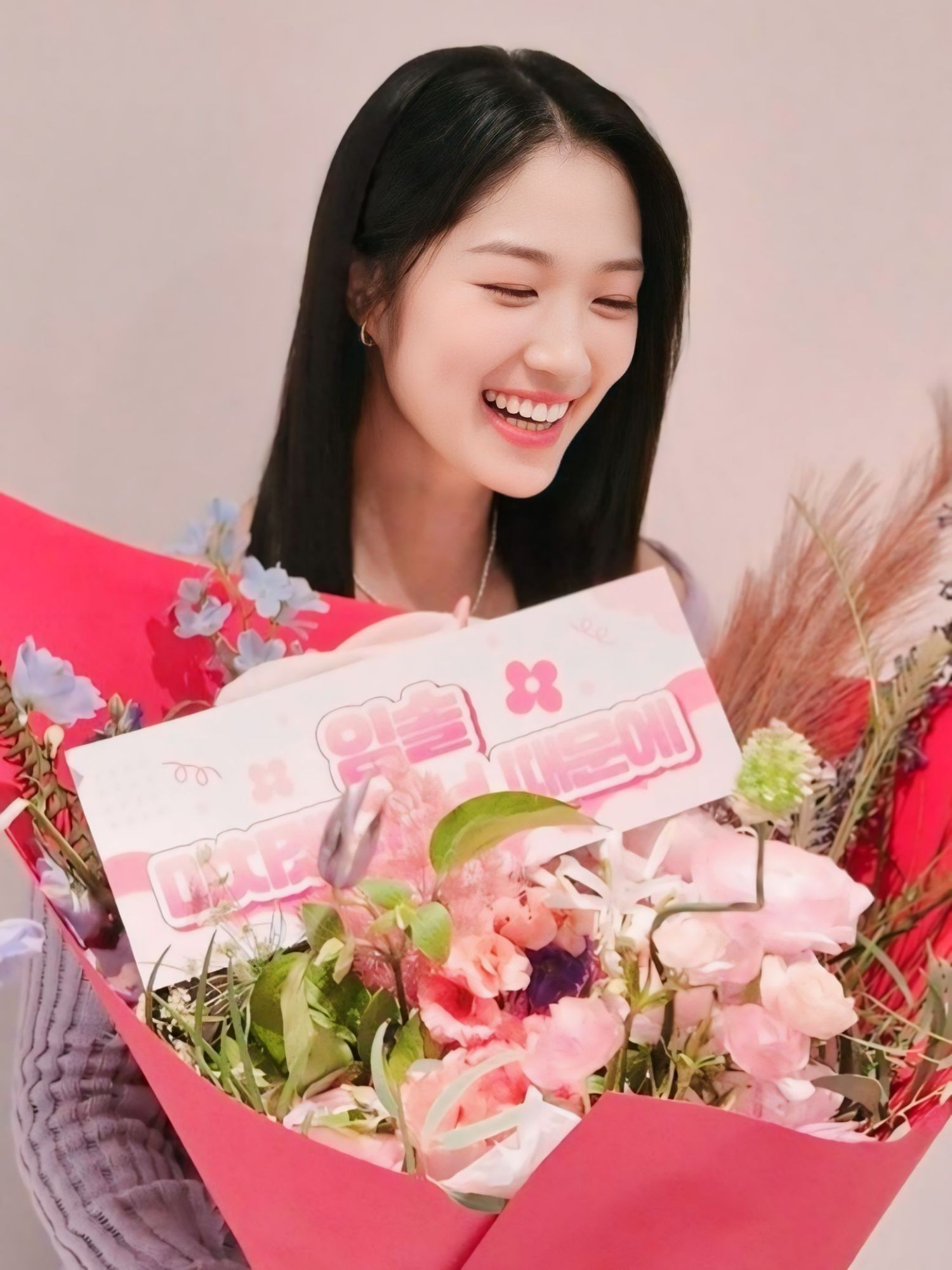 Behind-the-scenes cut of Kim Hyeyoon