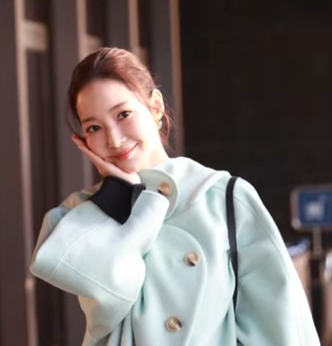 Behind-the-scenes cut of Park Minyoung