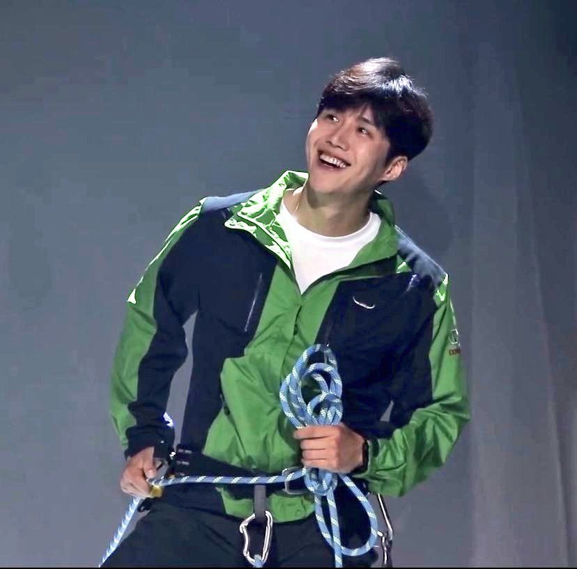 粉丝拍下的金宣虎瞬间