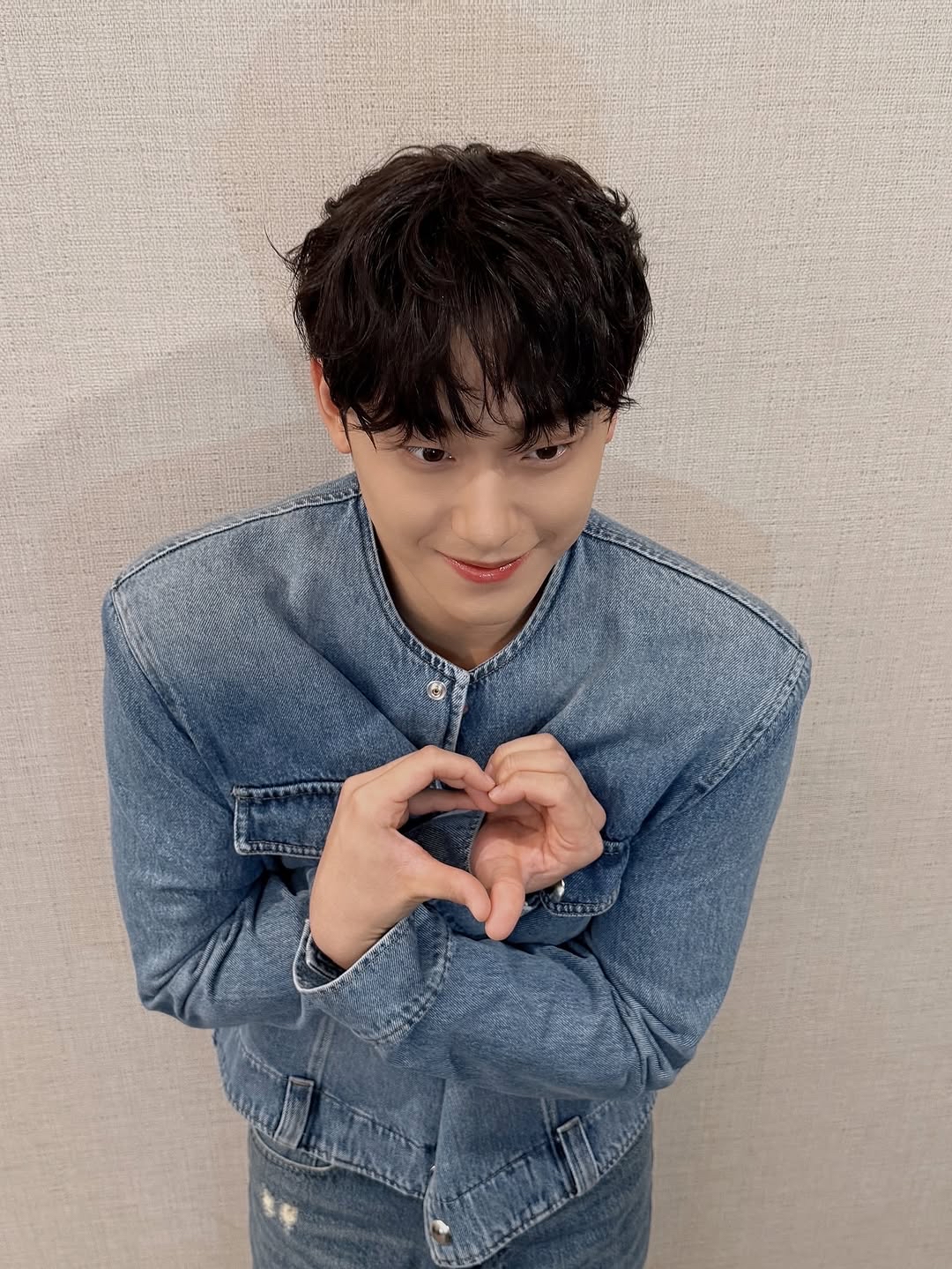 Behind-the-scenes cut of Lee Dohyun