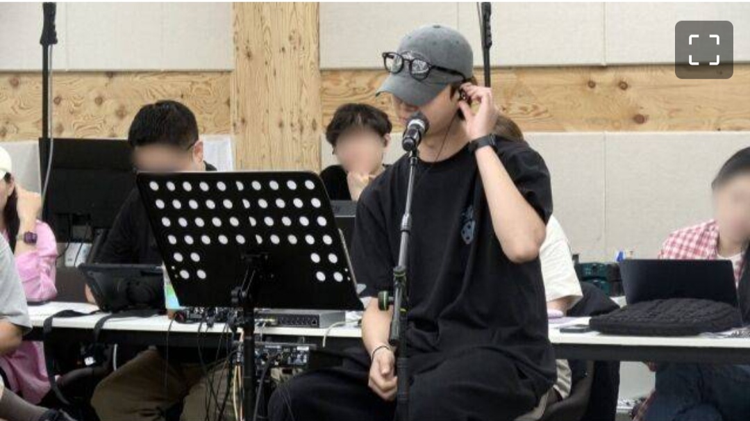 Behind-the-scenes cut of Song Minjun