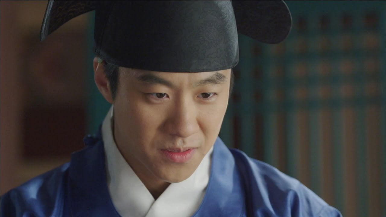 A moment captured by a fan of Yoon Kyunsang