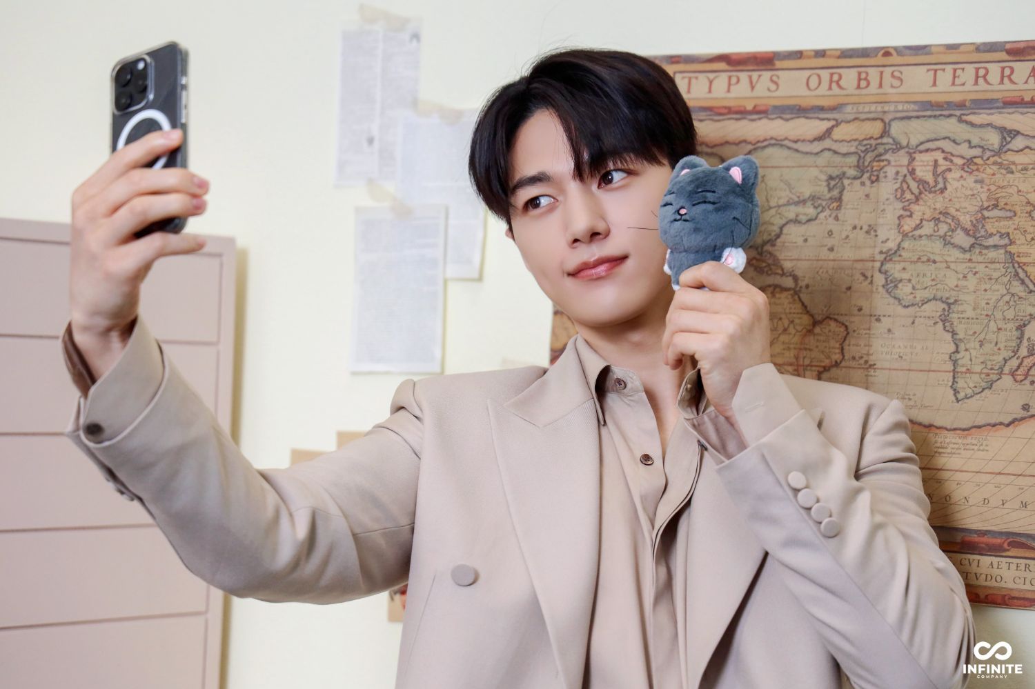 Behind-the-scenes cut of Kim Myungsoo (L)