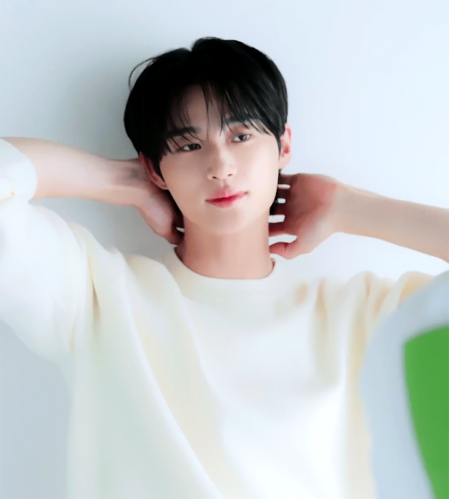 Behind-the-scenes cut of Byeon Wooseok