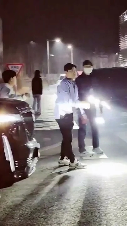 Behind-the-scenes cut of Kim Hojoong