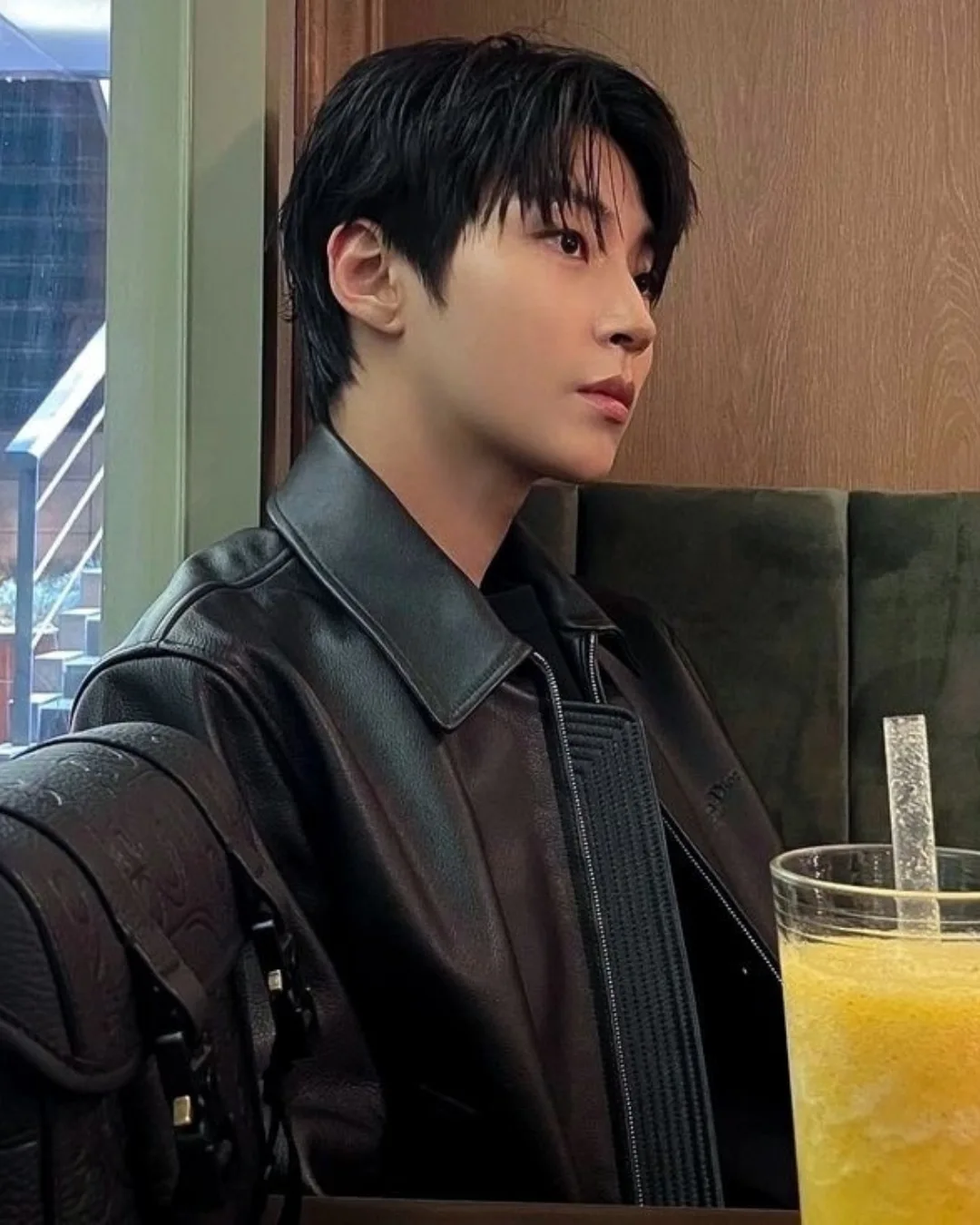 Momen yang diabadikan oleh penggemar Hwang Inyoup