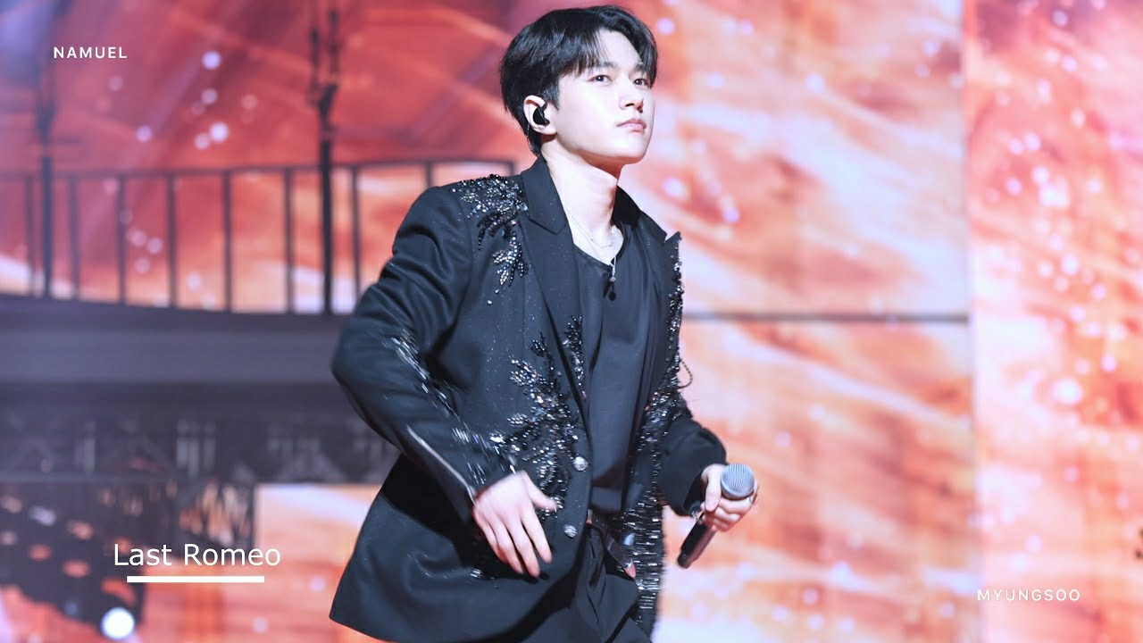 A moment captured by a fan of Kim Myungsoo (L)