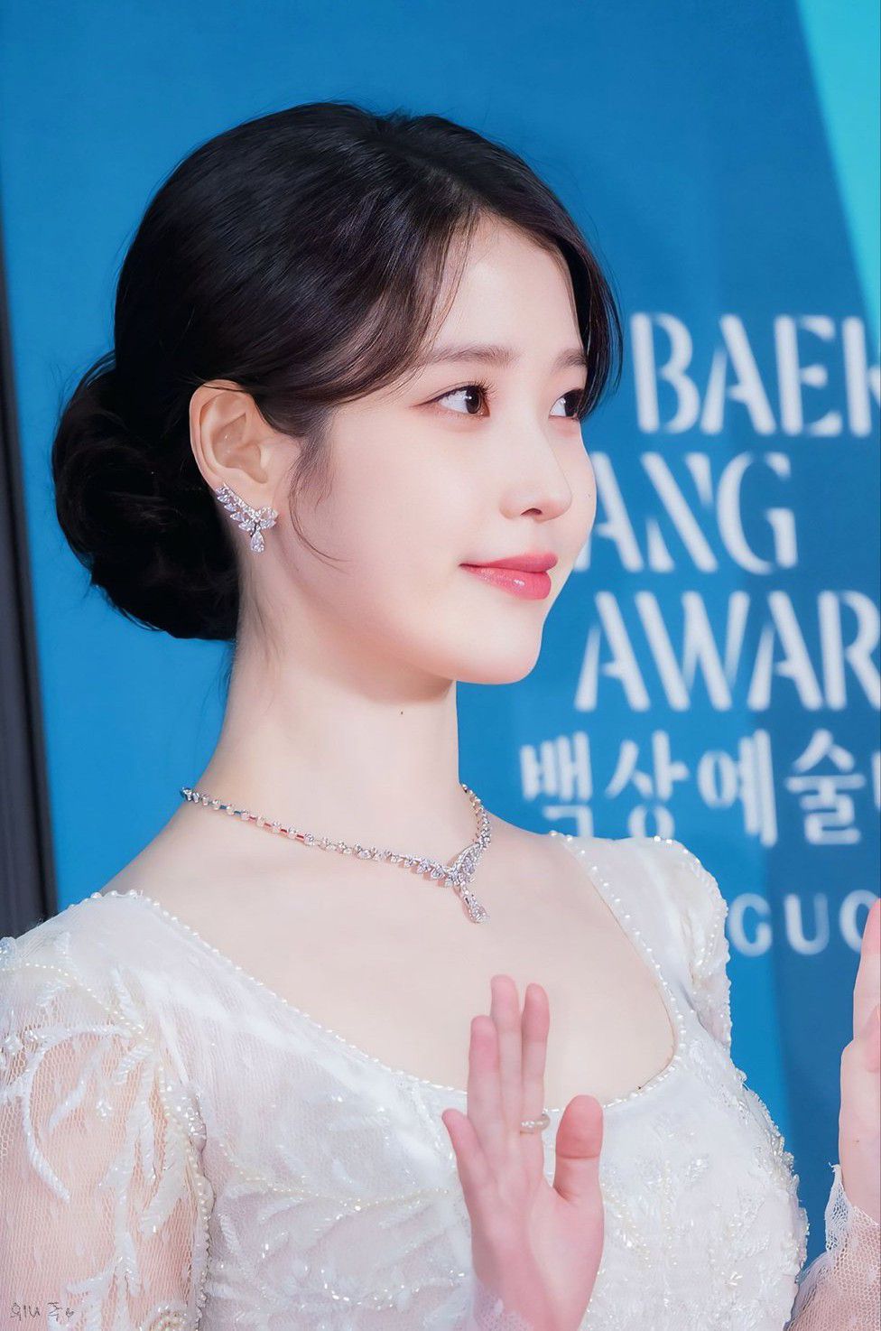 Behind-the-scenes cut of IU