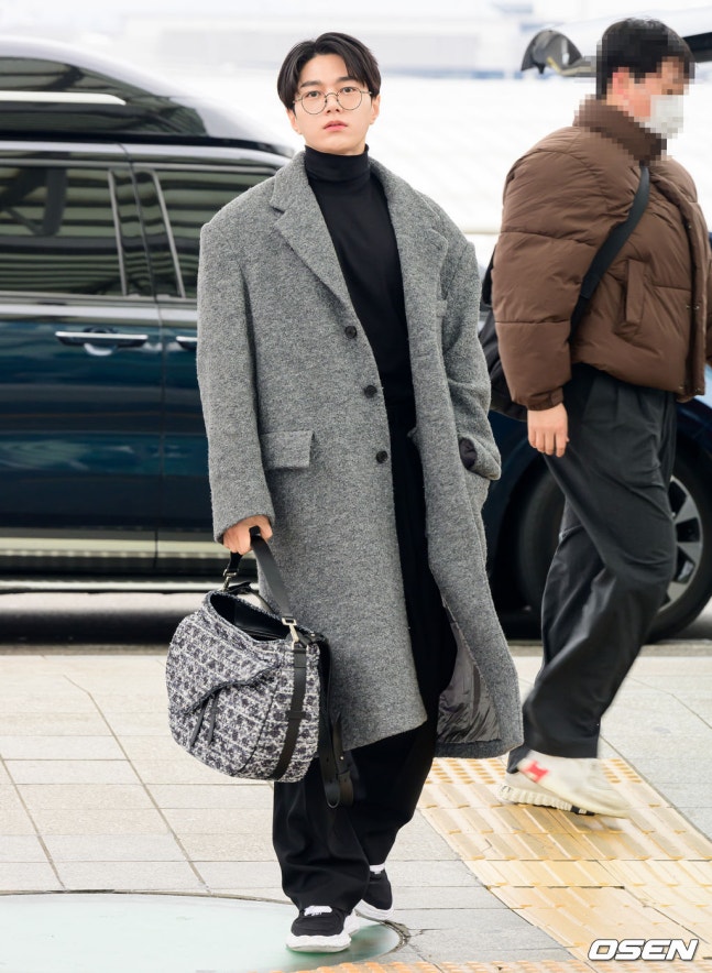 A moment captured by a fan of Kim Myungsoo (L)