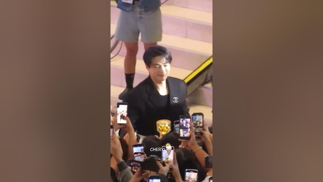 A moment captured by a fan of Kim Myungsoo (L)
