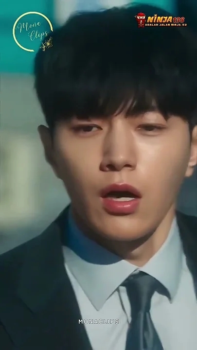 A moment captured by a fan of Kim Myungsoo (L)