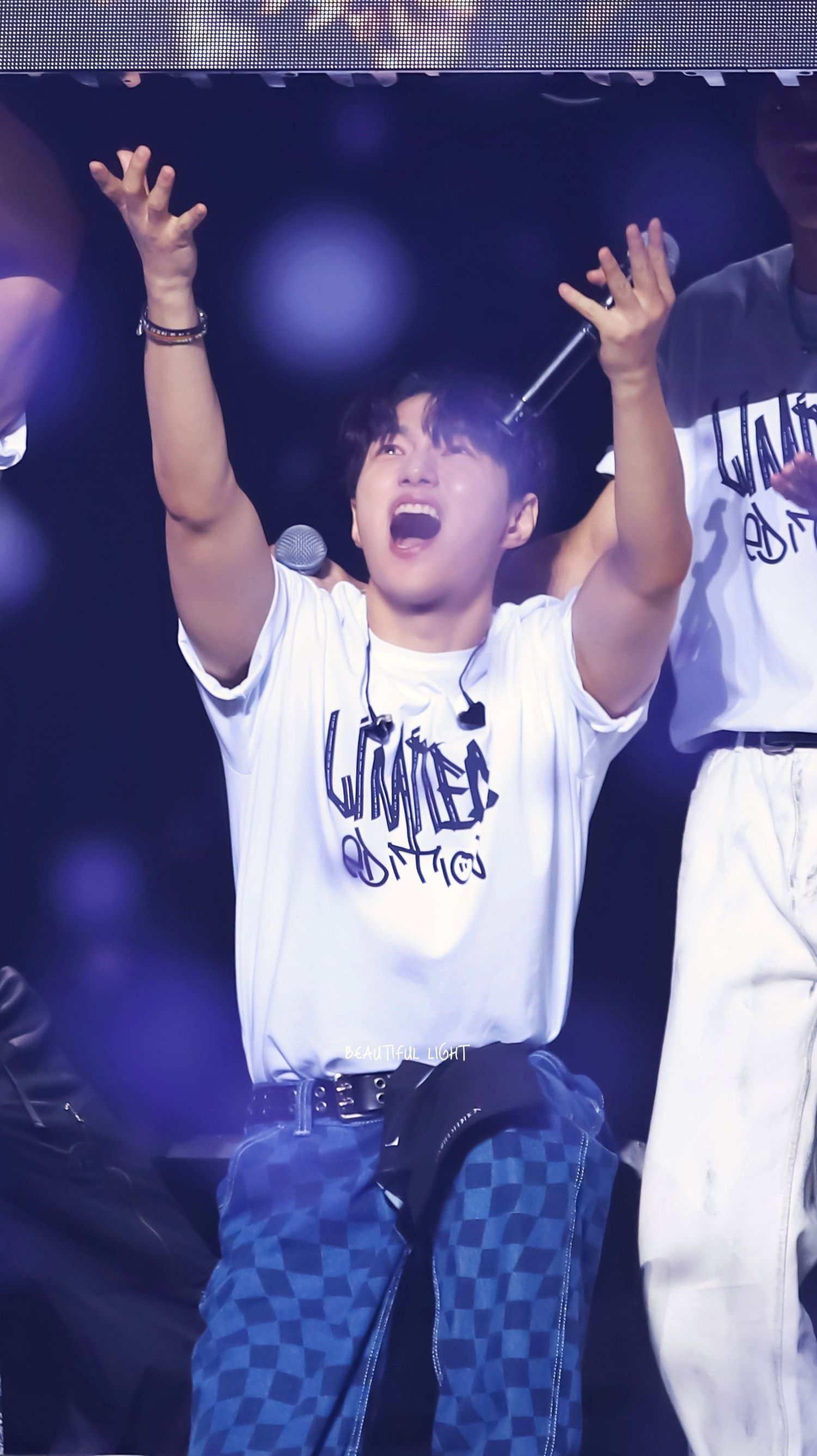 A moment captured by a fan of Kim Myungsoo (L)