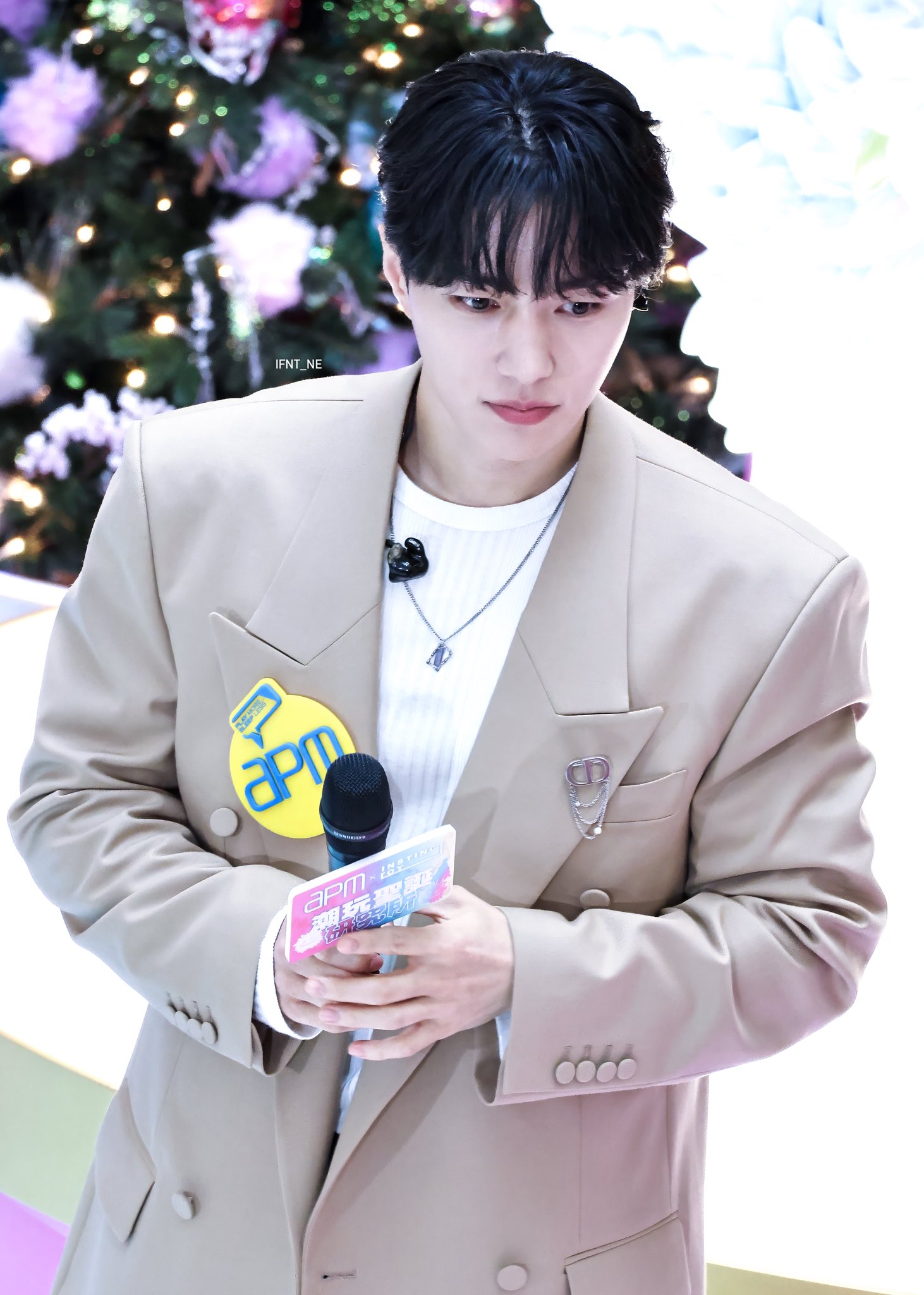 A moment captured by a fan of Kim Myungsoo (L)