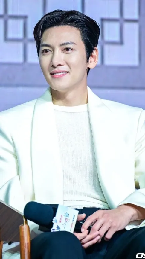 Today's popular wallpaper in Ji Changwook community
