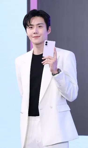 Behind-the-scenes cut of Kim Seonho