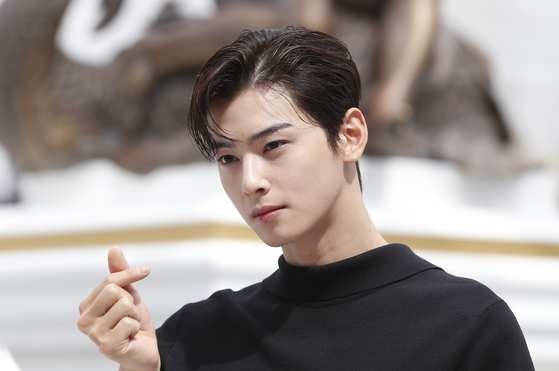 A moment captured by a fan of Cha Eunwoo