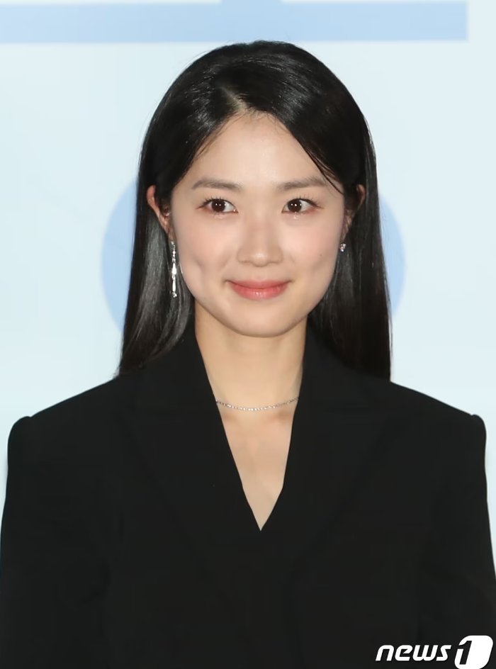 Behind-the-scenes cut of Kim Hyeyoon