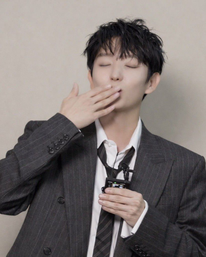 A moment captured by a fan of Lee Joongi