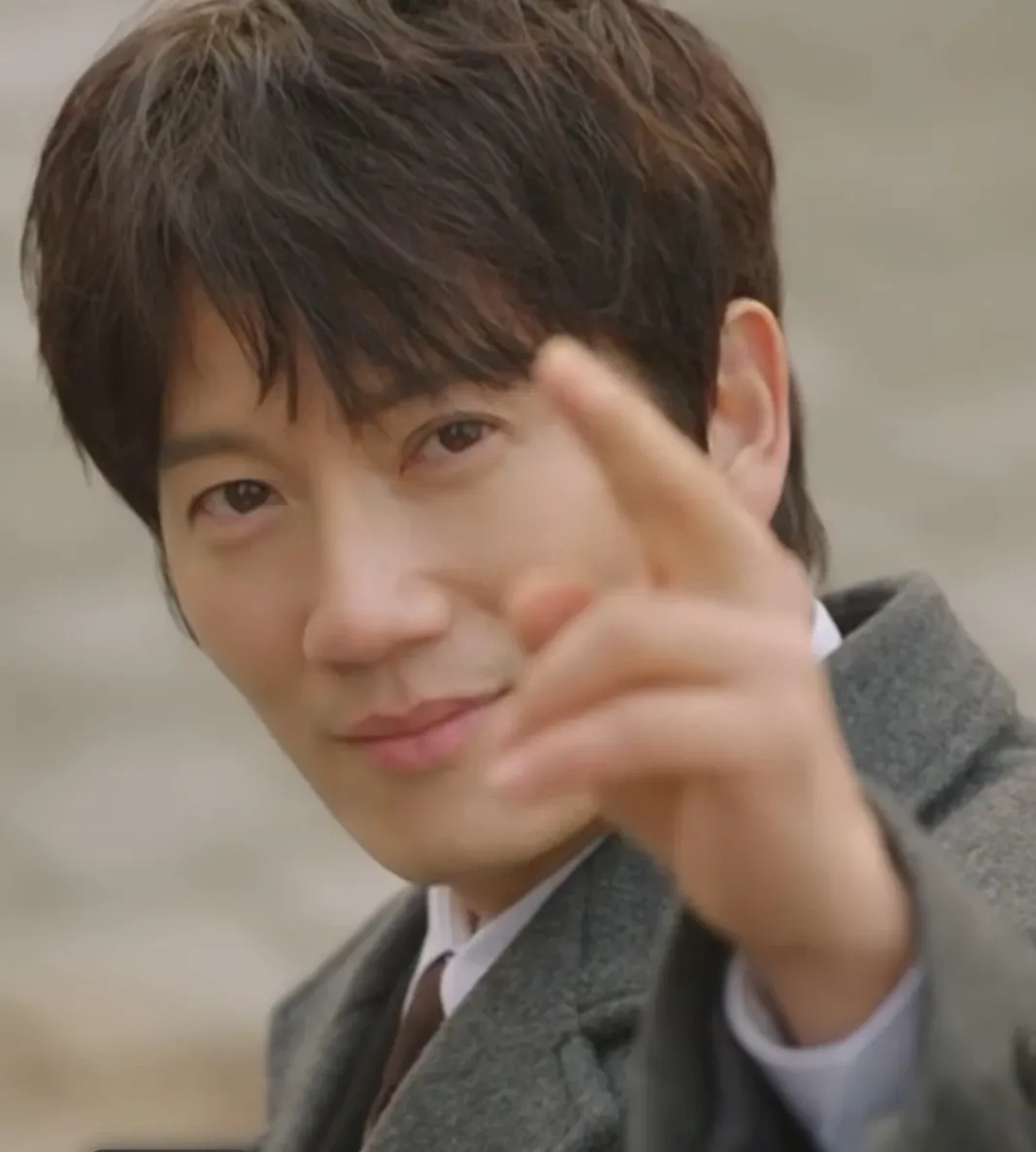 Behind-the-scenes cut of Ji Sung