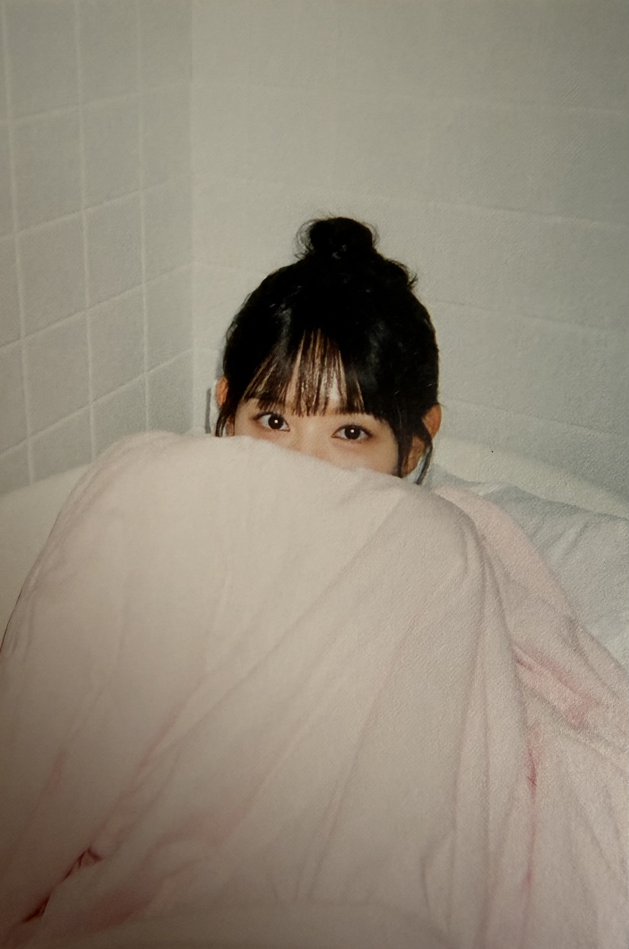 Behind-the-scenes cut of Kim Jiwon
