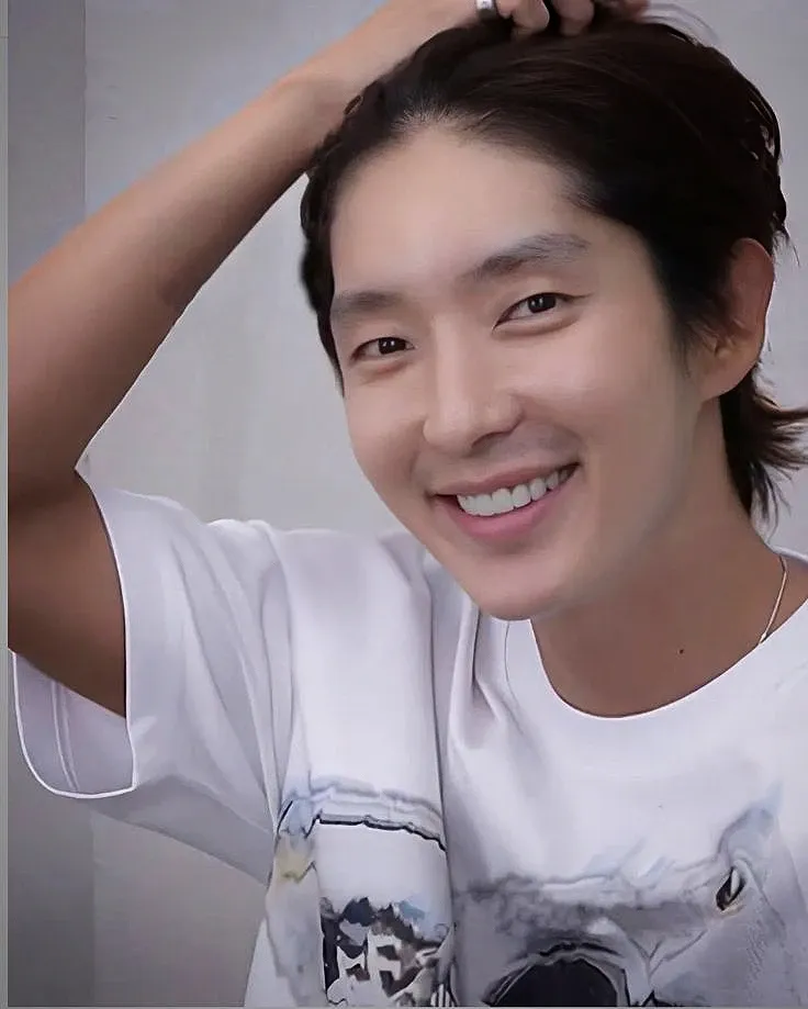 Foto terbaru dari Lee Joongi