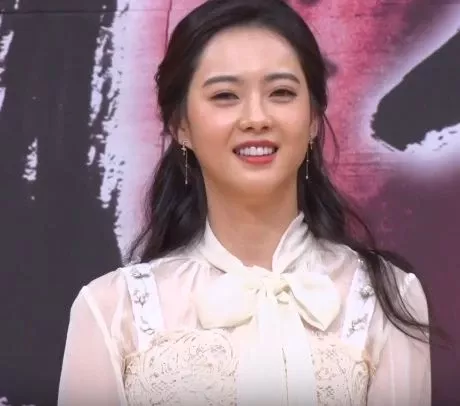 Behind-the-scenes cut of Go Ara