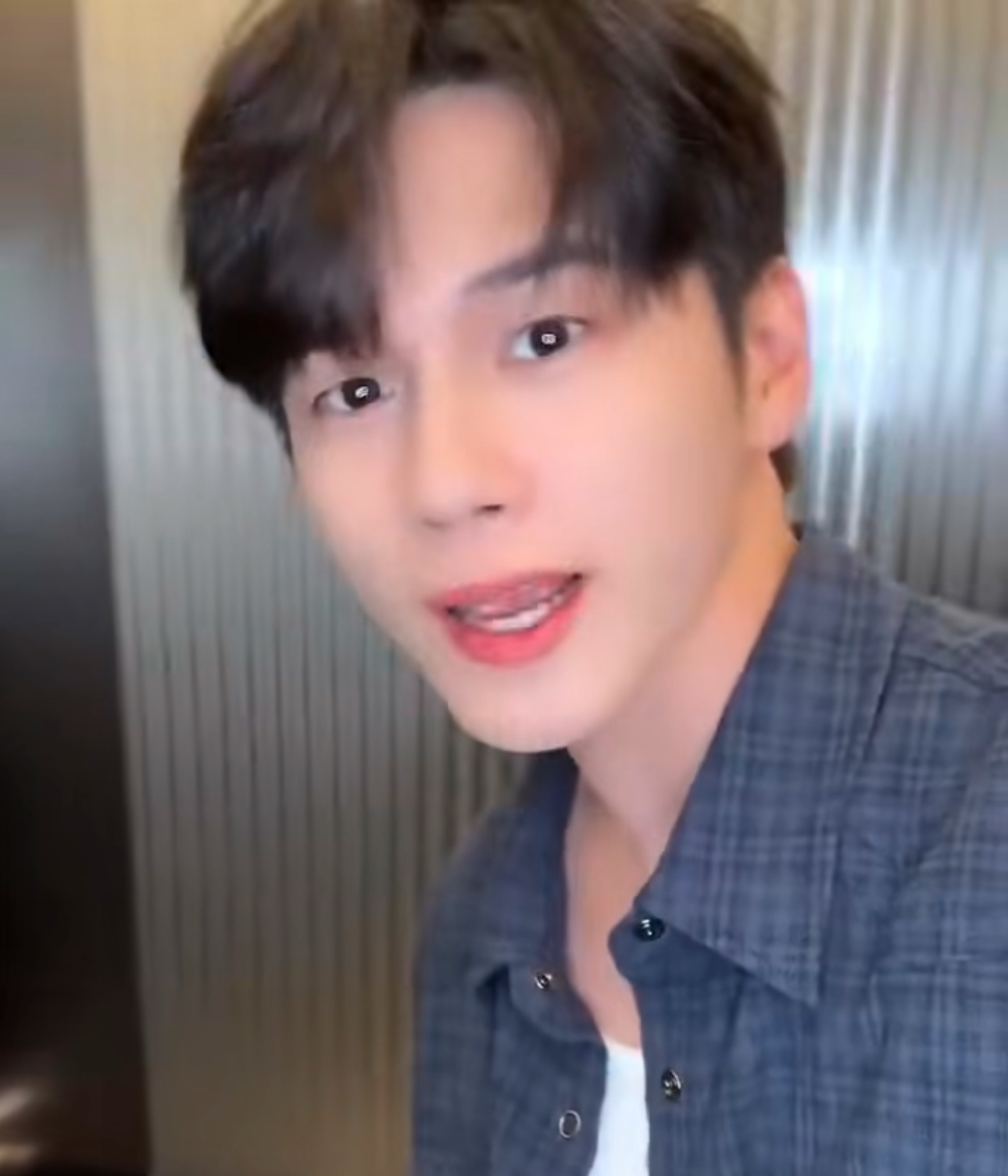 粉丝拍下的邕圣祐瞬间