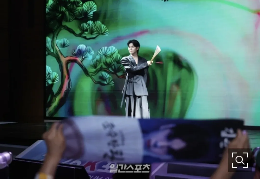A moment captured by a fan of Kim Junsu (1991)