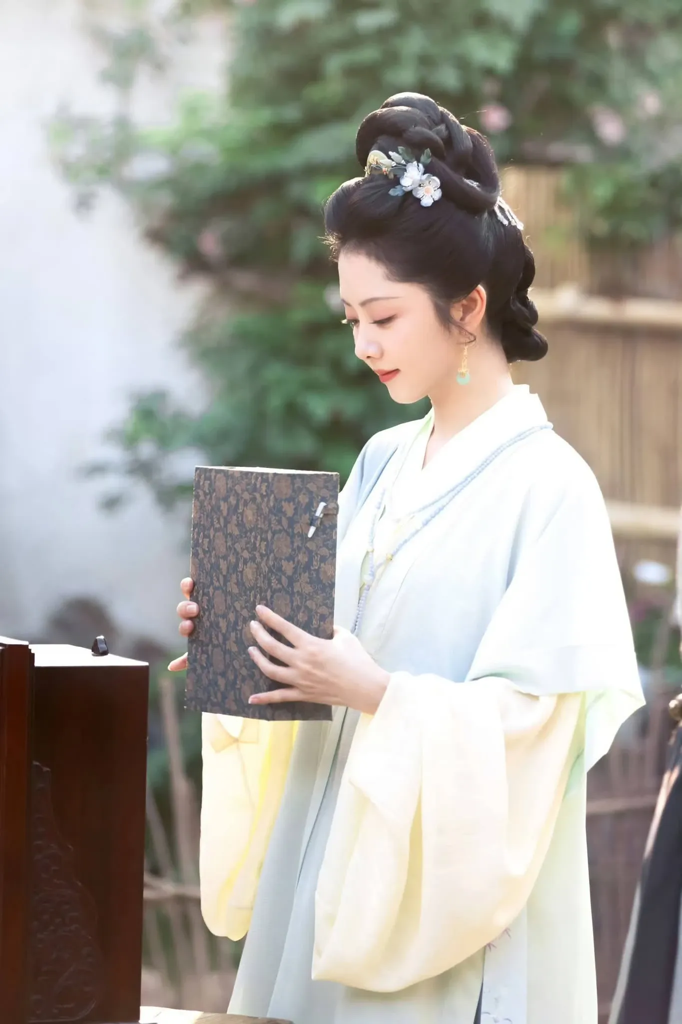 Behind-the-scenes cut of Tan Song Yun