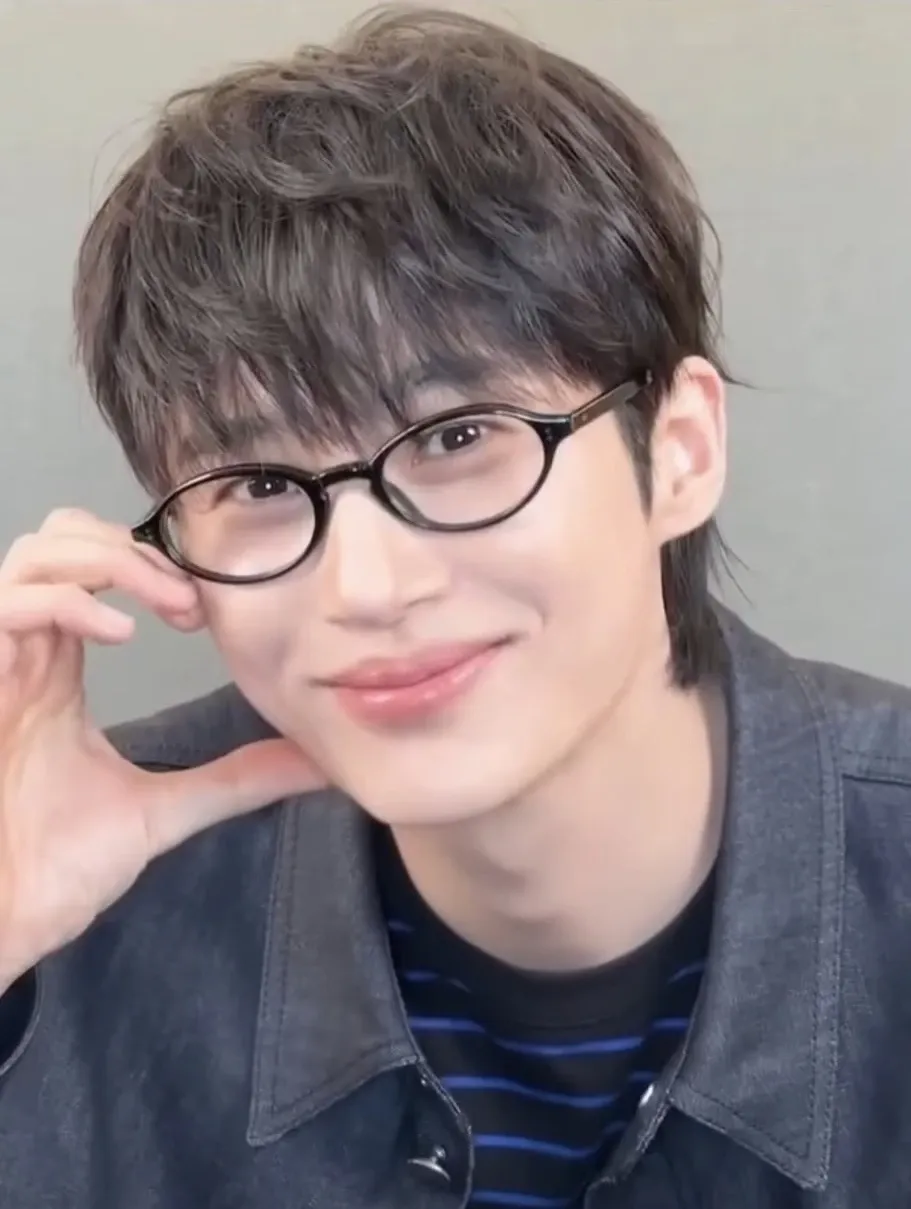Behind-the-scenes cut of Byeon Wooseok